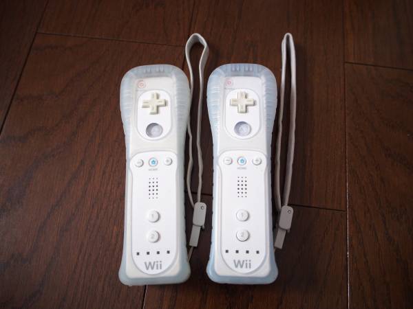 【中古美品】Wii本体＋リモコン2つセット