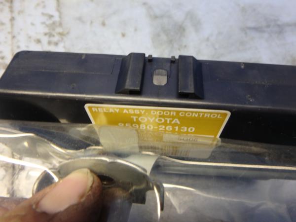 ハイエース　TRH200　ドアコントロールユニット