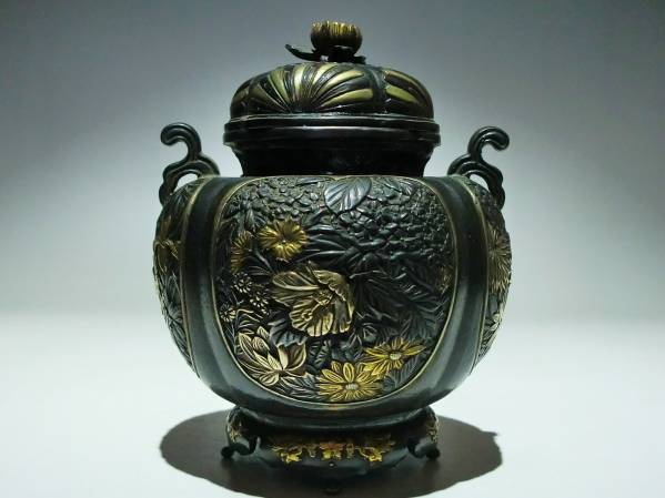 美術品・アンティーク・コレクション 大峰作 菊紋様 金銀象嵌 三足香炉