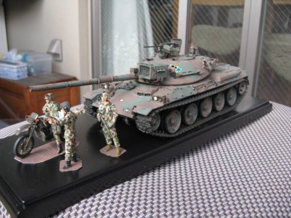 「陸自７４式戦車」タミヤ完成品展示ケース入り