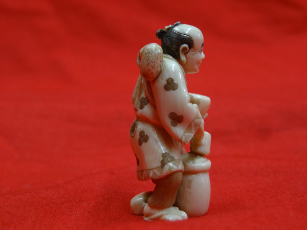 ◇象牙◇☆根付人物酒酌みの図在銘「松山」☆ 根付 遊玉刀銘 木魚