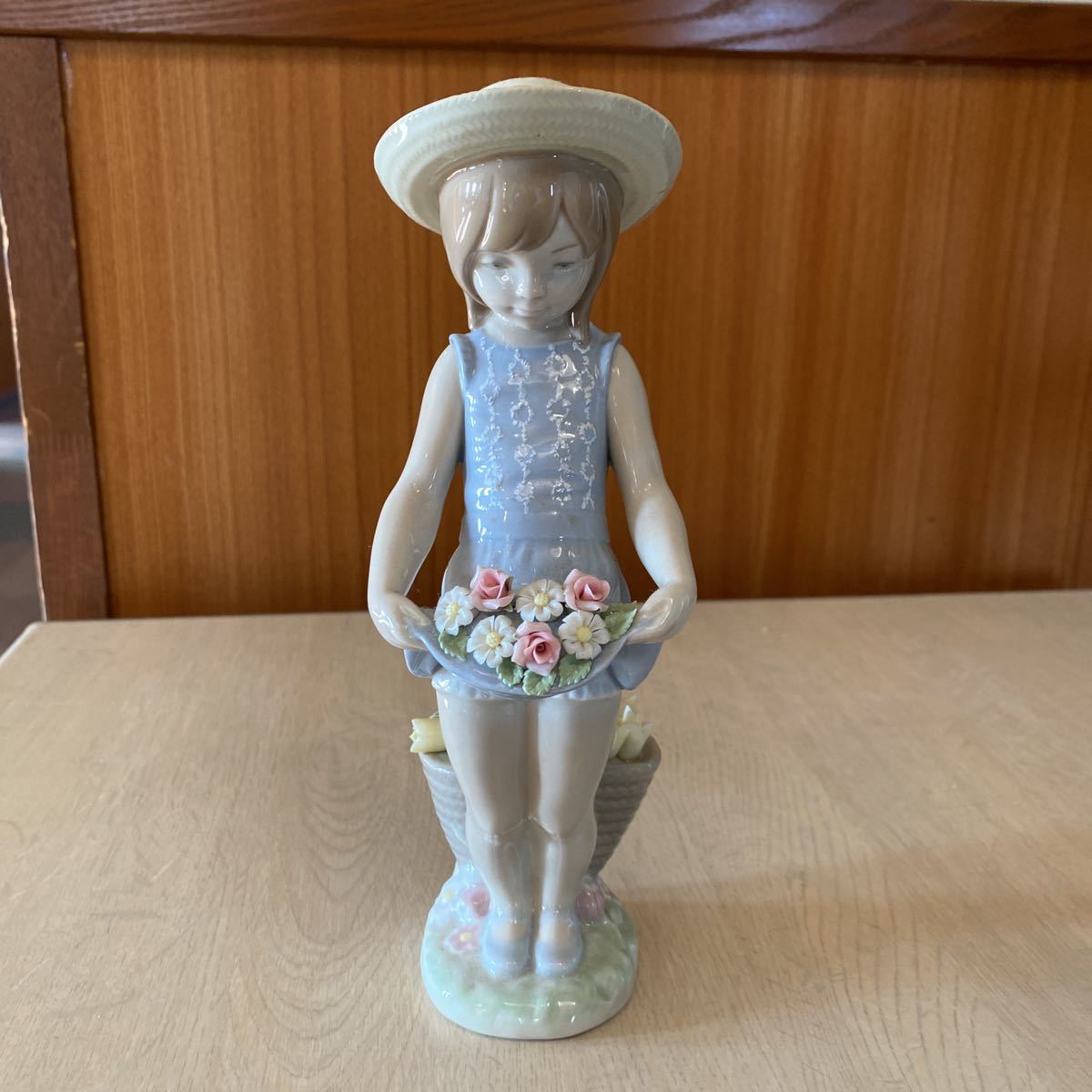 【SALE，お買い得】 LLADRO リヤドロ 1284 スカートに花いっぱい 女の子 フィギュリン スペイン 西洋磁器 人形 置物 / 80 (SGAW023796)