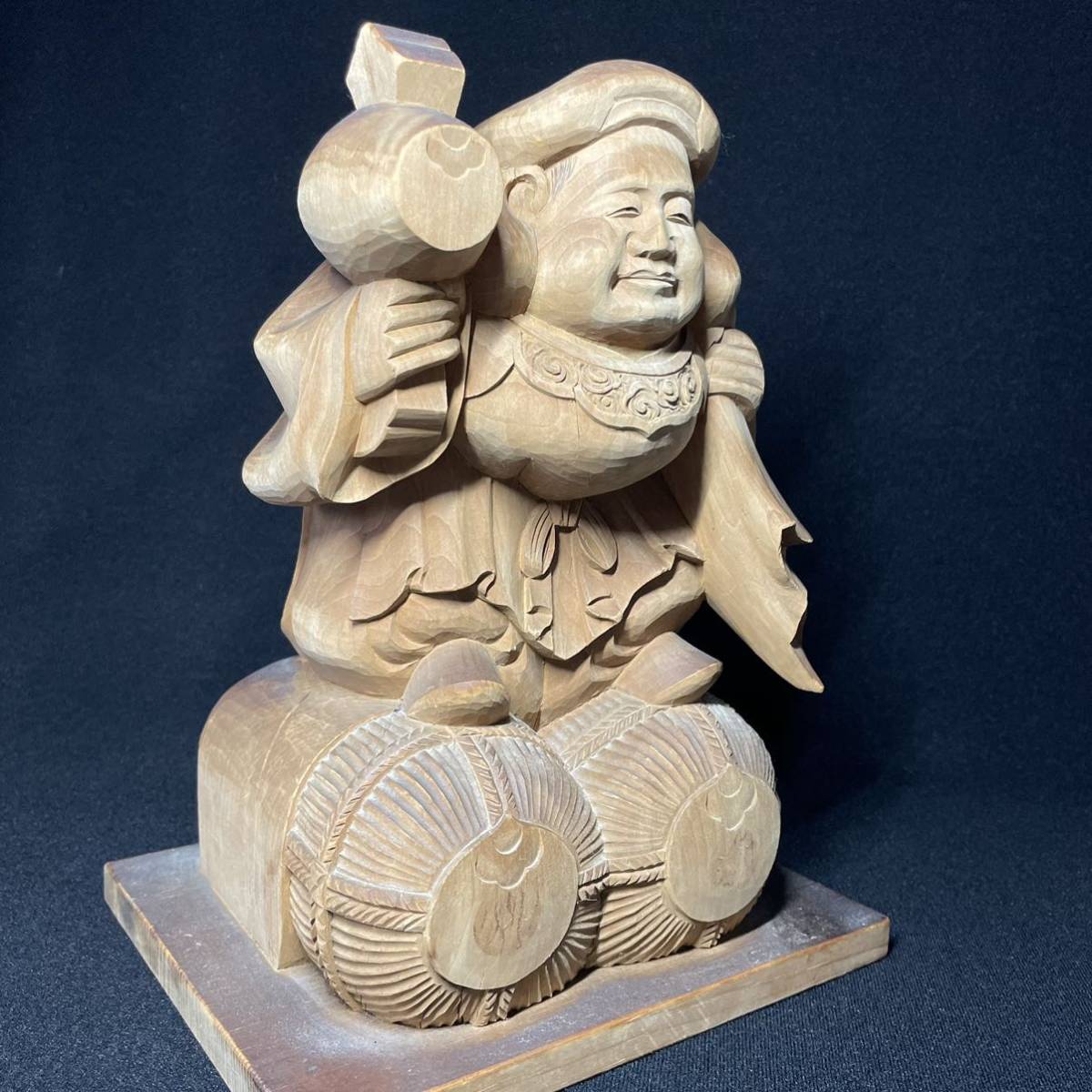 【極美品】高級木彫り 大黒天像 一刀彫 銘あり 縁起物 七福神 彫刻 極美品 大黒天神像 木彫 細密彫り 一刀彫 高26.5cm 墨書きあり （検