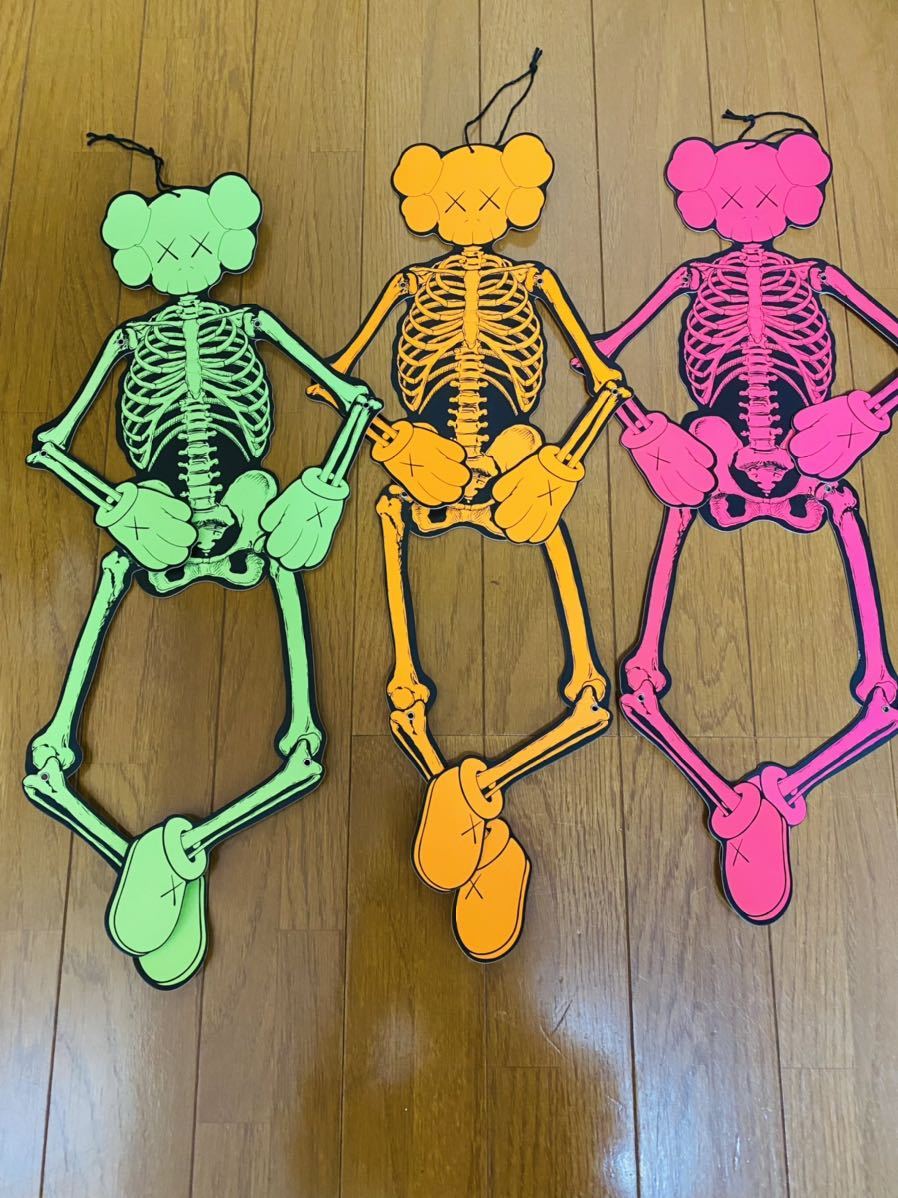 【2026，大人気】 KAWS オーナメント タペストリー３体セット 人体模型 original fake カウズ オリジナルフェイク ベアブリックBE@RBRICK COMPANION(キューブリック、ベアブリック)｜売買されたオークション情報、yahoo キューブリック、ベアブリック