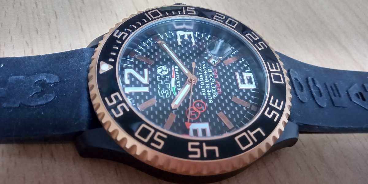 3H トレアッカ SWISS ETA チタン製 PVD カーボンダイアル 最高級モデル