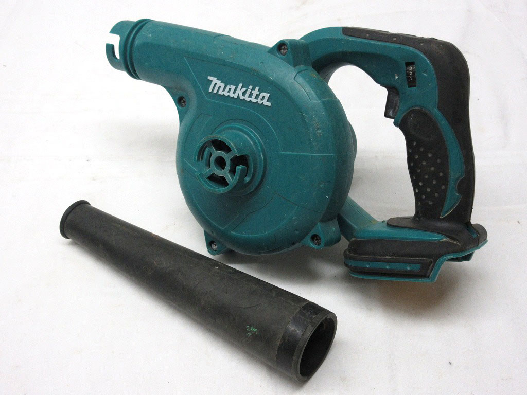 ジャンク品ですが保存状態良いです。 10K126 makita マキタ 充電式ブロワ [UB143D] 14.4V ジャンク 部品取り