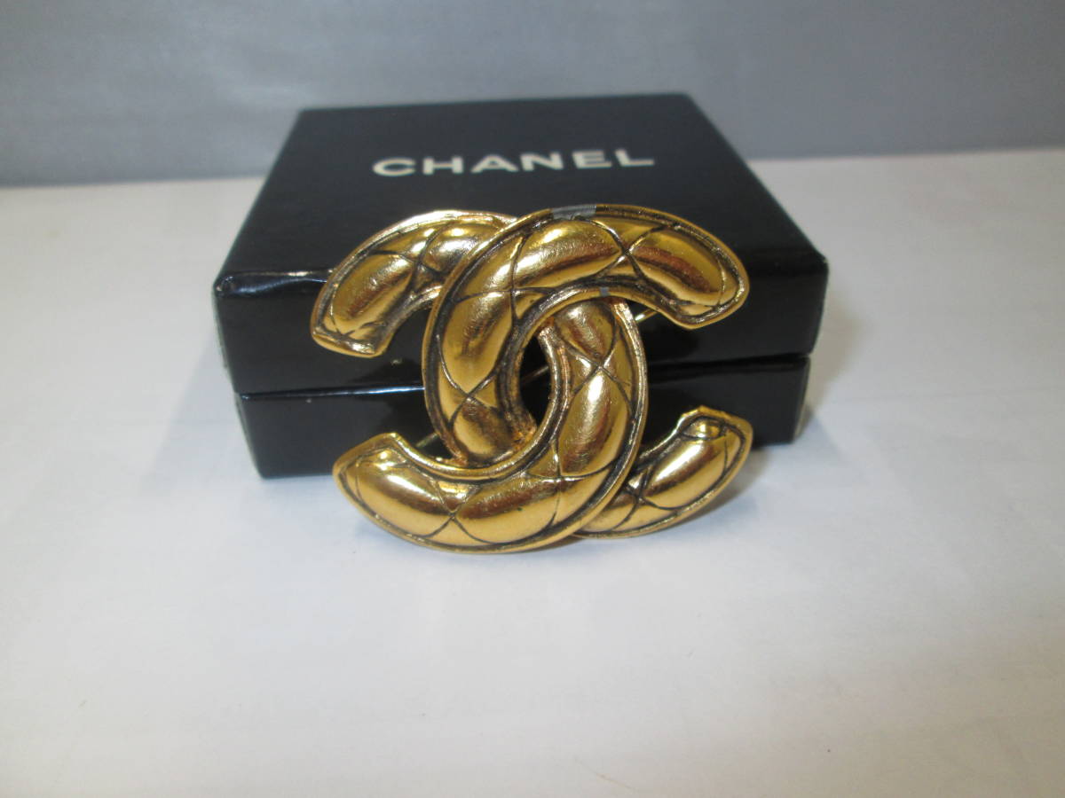 赤字超特価，大人気 1487 CHANEL シャネル ヴィンテージ ココマーク ブローチ ゴールドカラー マトラッセ 1142刻印(ブローチ)｜売買されたオークション情報、yahooの商品情報をアーカイブ公開 - オークファン ブローチ