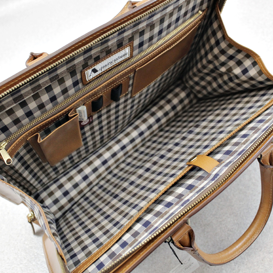 相場価格￥70,000- 新品タグ付き Aquascutum アクアスキュータム 牛革