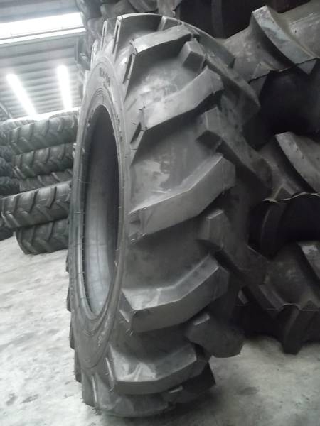入荷済み、12.4-24/8P　新品トラクタータイヤ　+　チューブ付きです、お得！在庫あり、即納品！