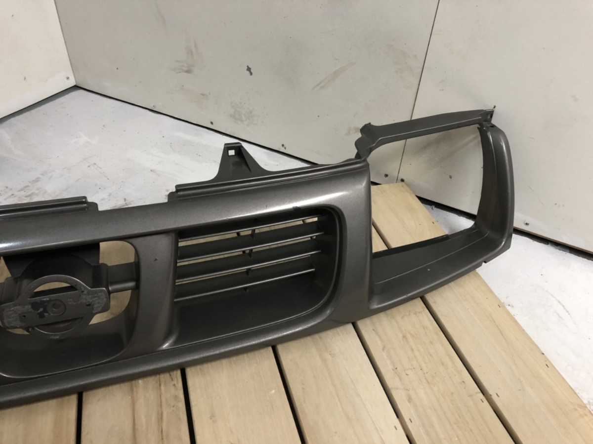 日産 ダットサントラック D22系 フロントグリル 品 一部塗装飛び有りの 