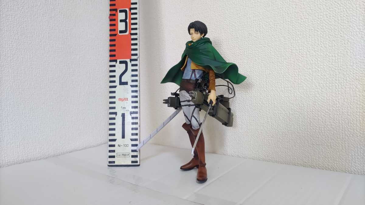 進撃の巨人「リヴァイ フィギュア＋立体機動装置・マント付き)」美品 