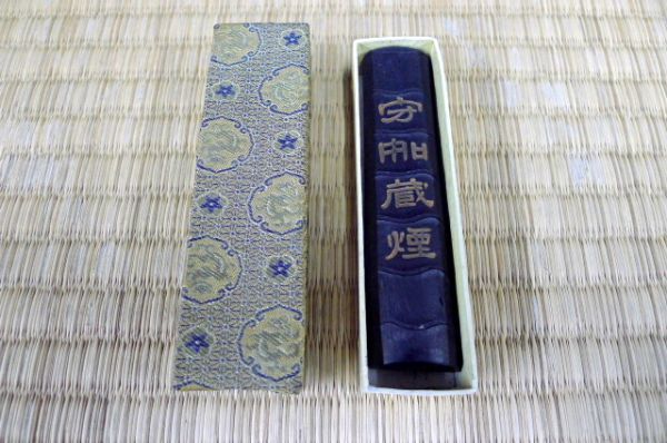 X132 中国古墨 上海墨厰 守如蔵煙 竹型松煙墨 重さ31g 書道 書道具 