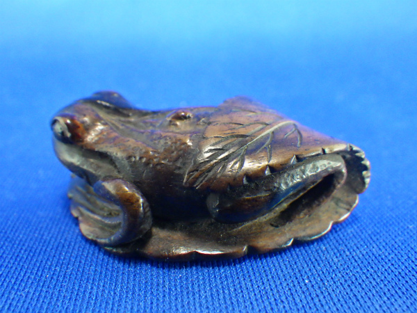 名工在銘 彫刻 根付 飾物 蓮の葉に蛙 - メルカリ