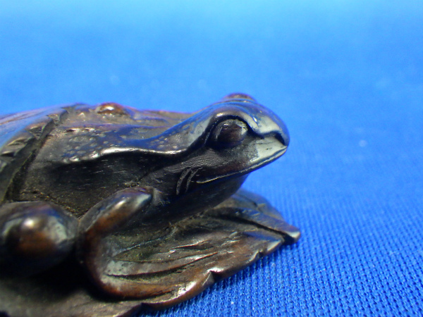 名工在銘 彫刻 根付 飾物 蓮の葉に蛙 - メルカリ