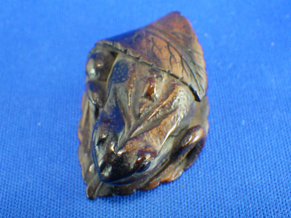 名工在銘 彫刻 根付 飾物 蓮の葉に蛙 - メルカリ