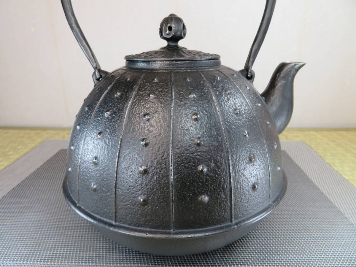 頑固》南部 名人［ 及川 恒 ］ 作 兜形 硬鉄（砂鉄含有）鉄瓶 未使用品 