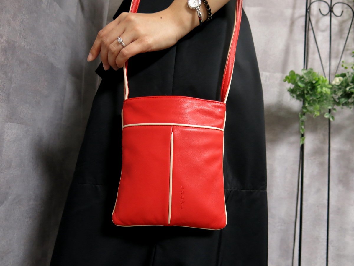 LOEWE】ミニショルダーバッグ アナグラム型押し 柔らかレザー レッド系 