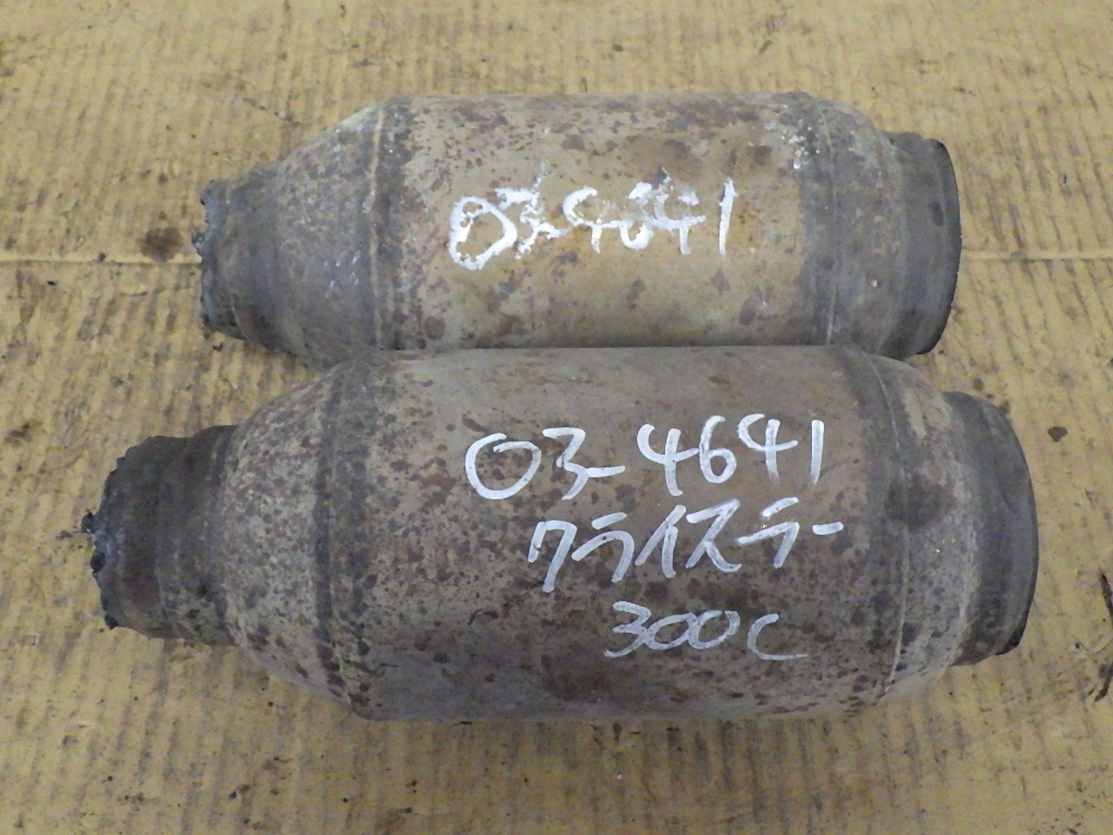 トヨタ　触媒　２個セット！　ジャンク品 石] JCG15 ブレビス 触媒 2個セット 刻印 KA2&frasl;KA3 減りあり 1JZFSE