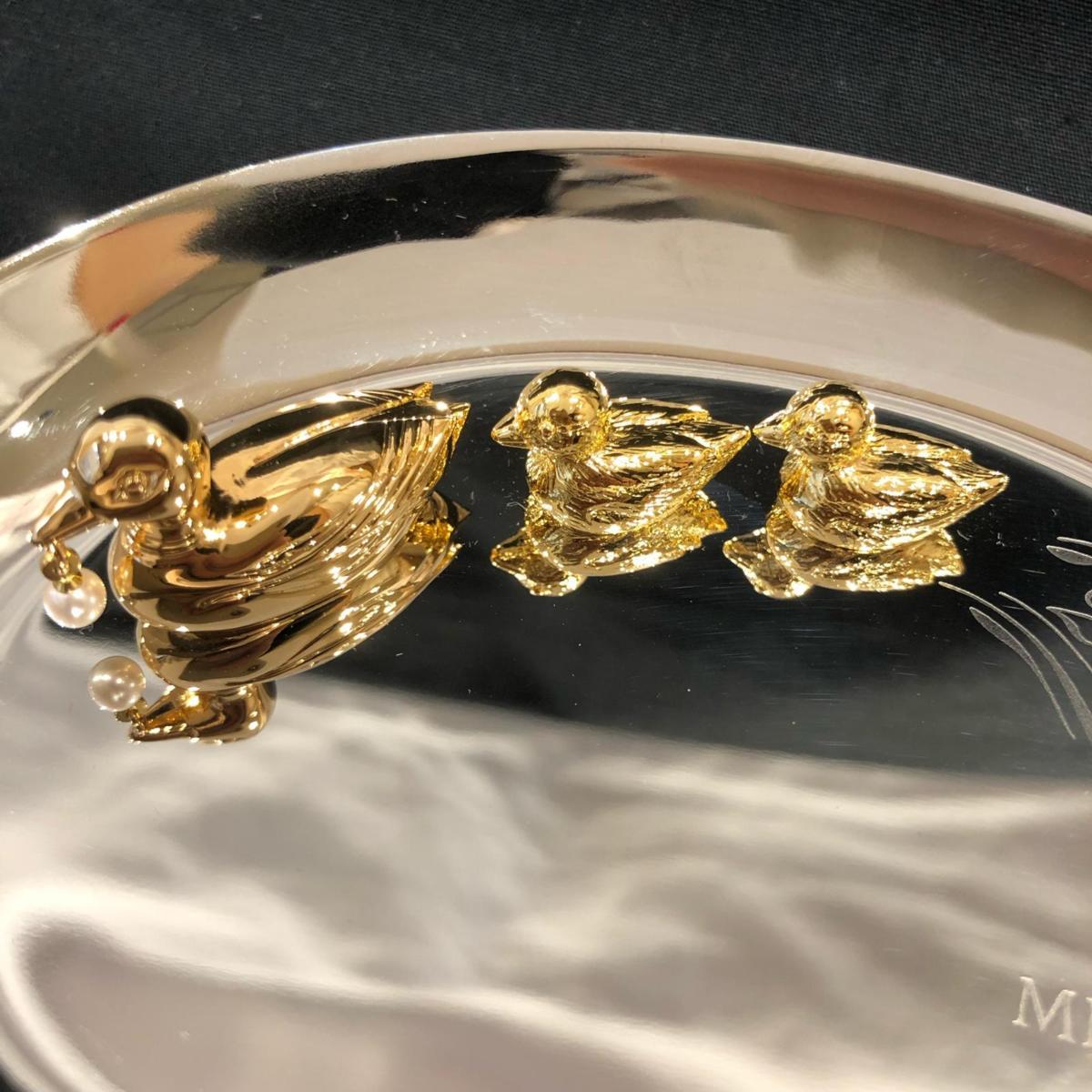 MIKIMOTO 小豆型トレイ 金色アヒル付き MIKIMOTO ミキモト イヤーシリーズ 2000年 あひるの親子 小物置き