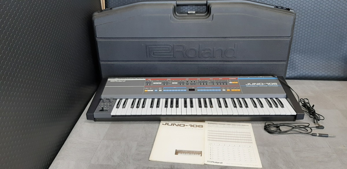 011S02□Roland シンセサイザー JUNO-106 ハードケース付き  