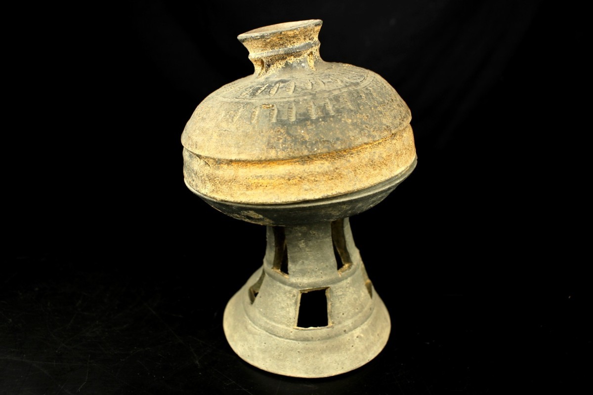 董芸】古代美術 新羅土器 須恵器 蓋物透台 蔵出品 [109232] is 須恵