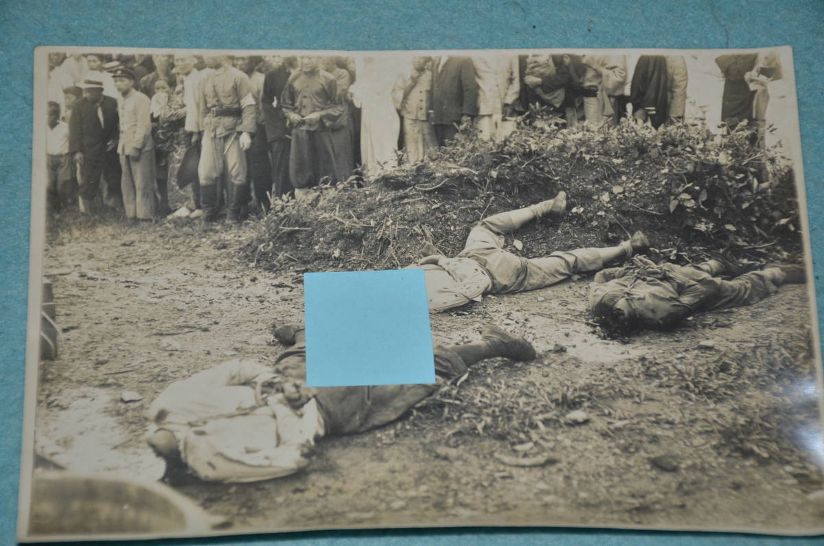 ☆6　貴重資料　中国公開処刑　首切処刑写真１２枚　湖北軍？ 青龍刀で切った瞬間　押切で切断　残酷部マスキング_4