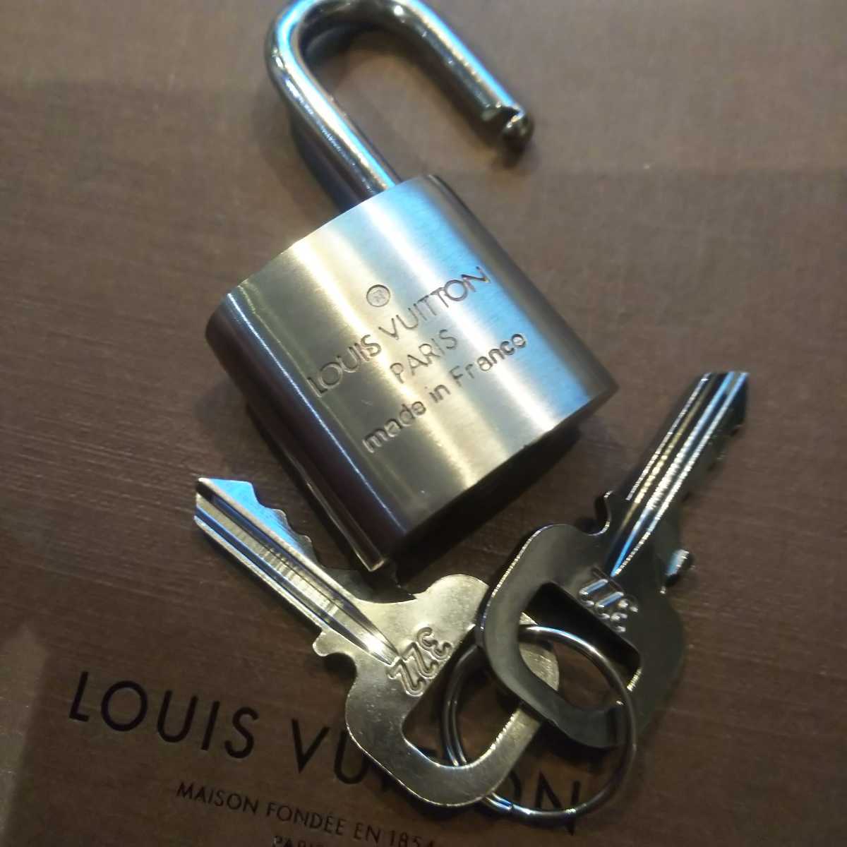 NEW!! LOUIS VUITTON ペンダント モノグラム ロウ シルバー (Louis