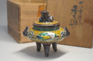 九谷焼 角福 金彩色絵雲透かし双耳三つ足香炉 高さ