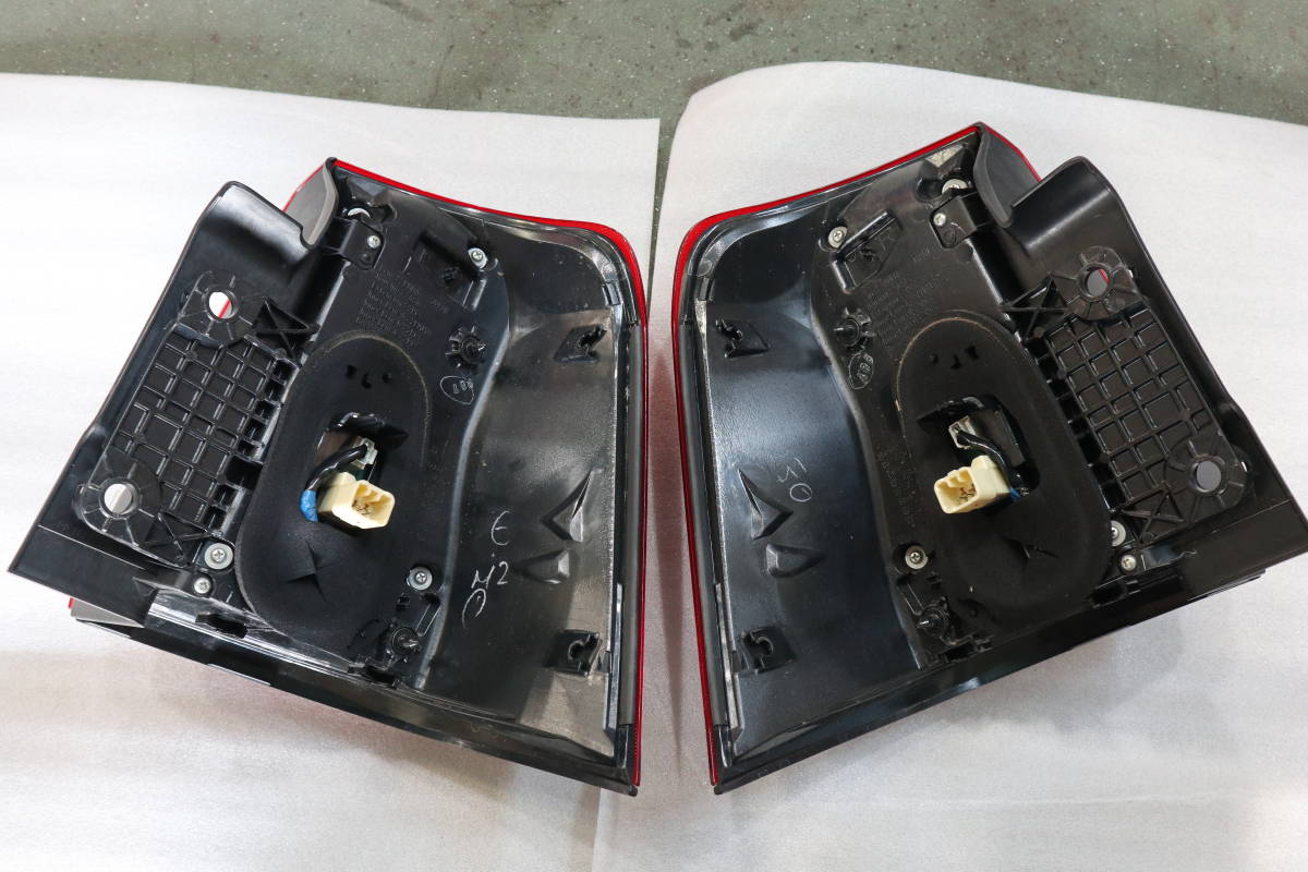 URJ202W ランクル200 200系前期ランドクルーザー 純正テールランプ 