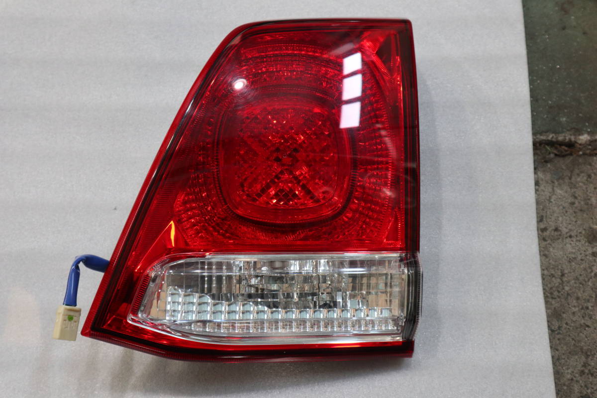 URJ202W ランクル200 200系前期ランドクルーザー 純正テールランプ 