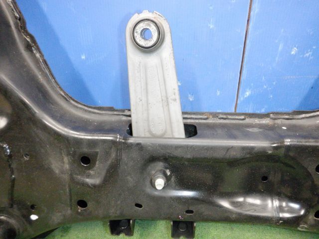 ★エクストレイル NT32　★フロントサスペンションメンバー エクストレイル NT32 管理番号 HNT32 右フロントドア エクストレイルフロントMEMBER