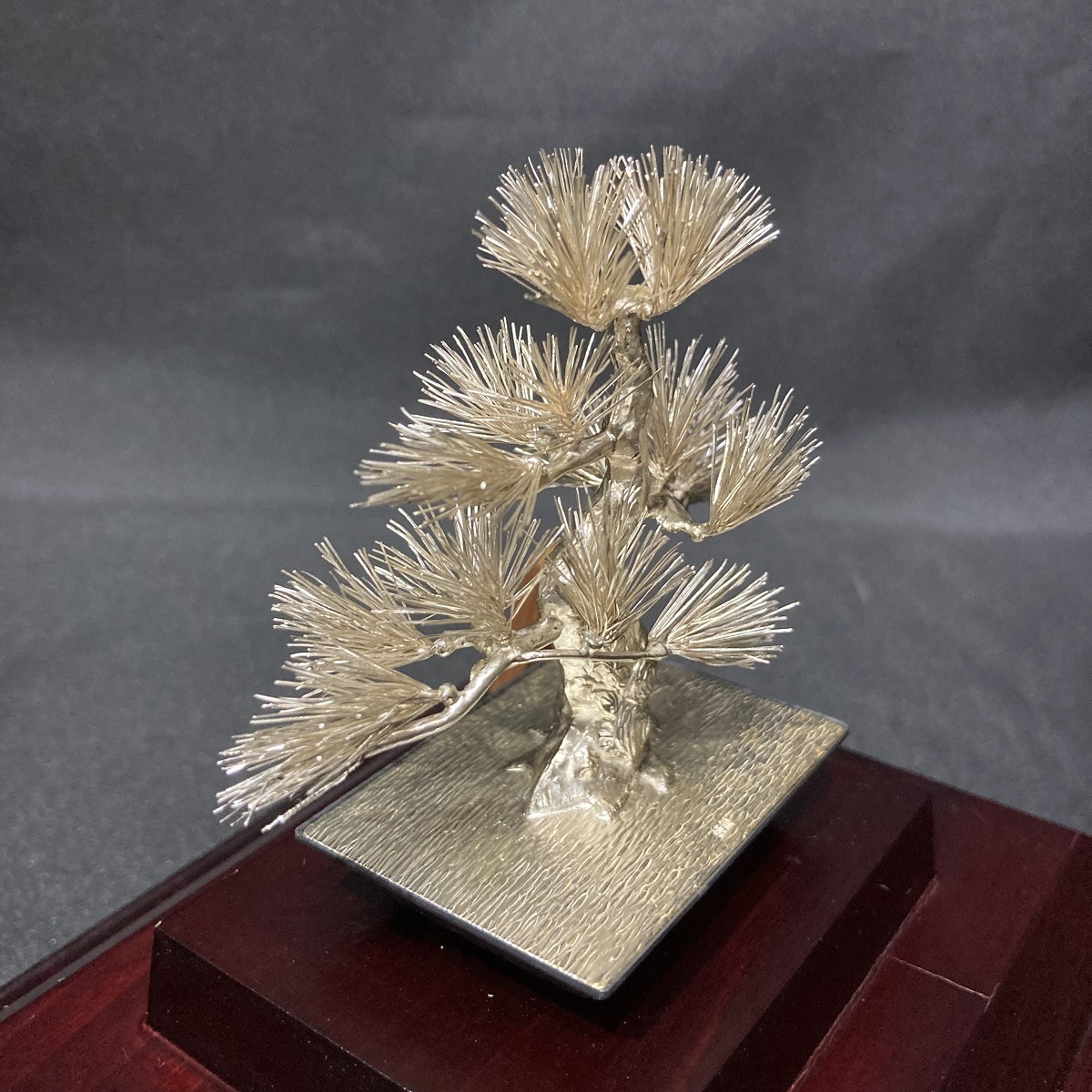 コレクター放出品大淵光則作純銀松の図刻印ガラスケース付