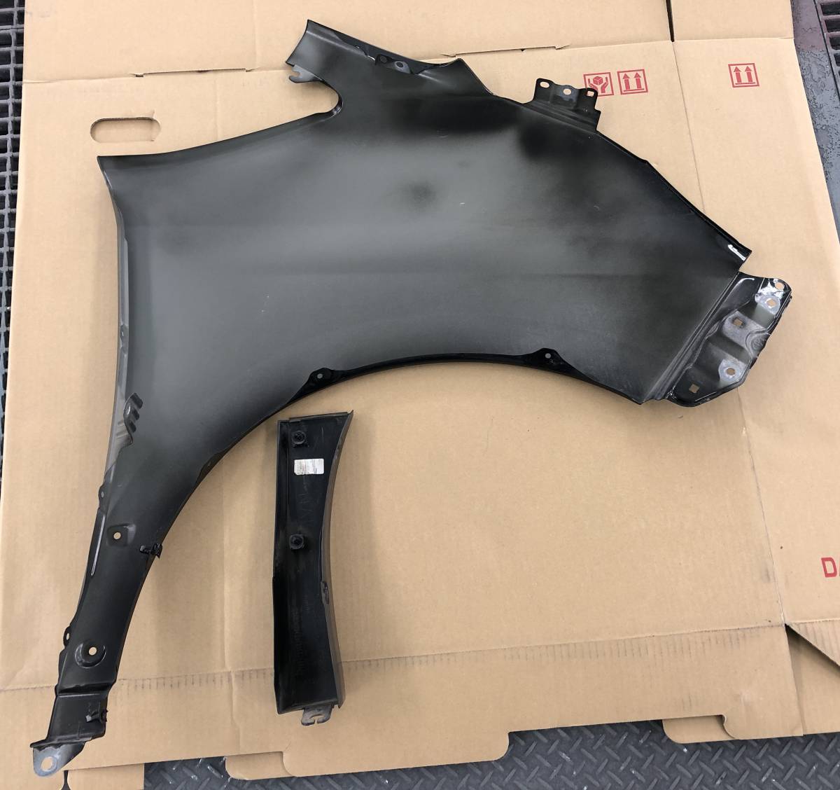 トヨタ ヴォクシー 左フェンダー プロテクターモール付き カラーNo 224