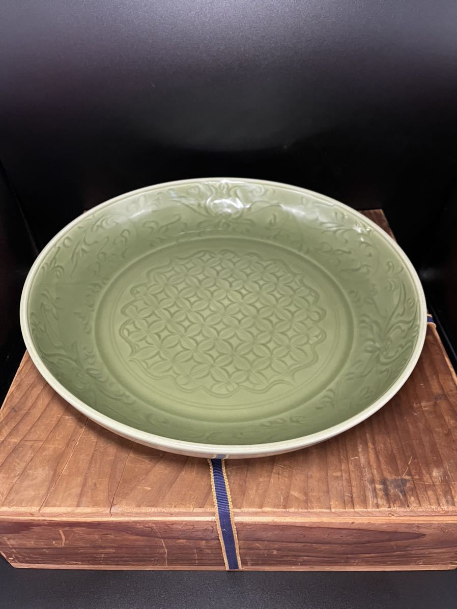 明 龍泉窯大皿 箱付 明時代 龍泉窯 龍泉窯青磁大皿 米色青磁