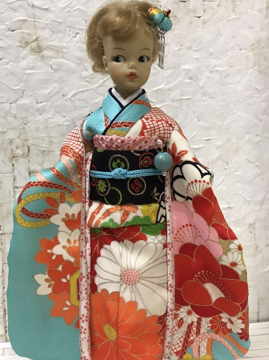 お洒落なタミーちゃん☆正絹振袖着物☆古典模様☆ 鮮やか華美人 