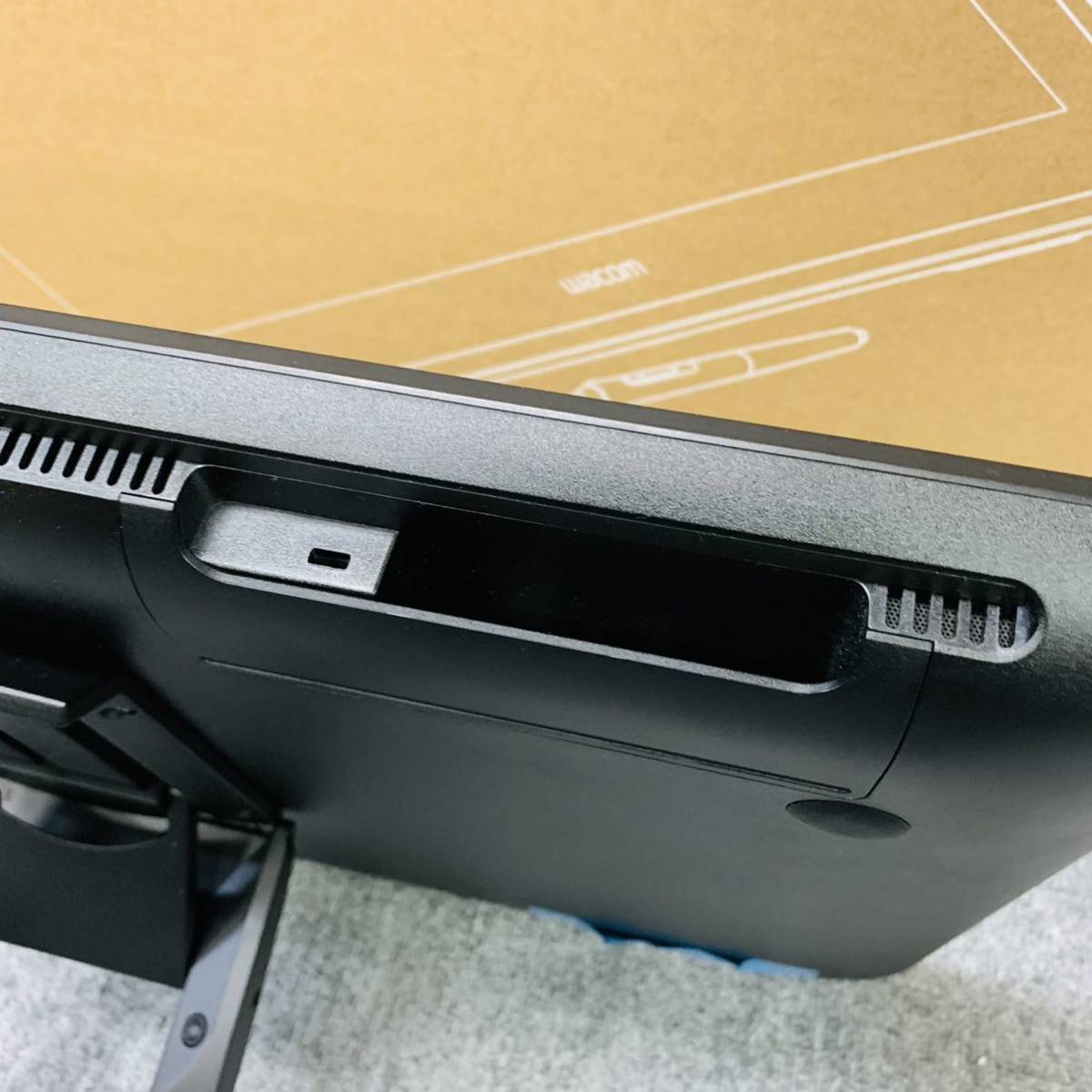 m*m様 【ほぼ未使用】WACOM cintiq22 FHD 動作確認済 フィル ほぼ未使用】WACOM cintiq22 FHD 動作確認済 フィルム貼付済 【公式通販】