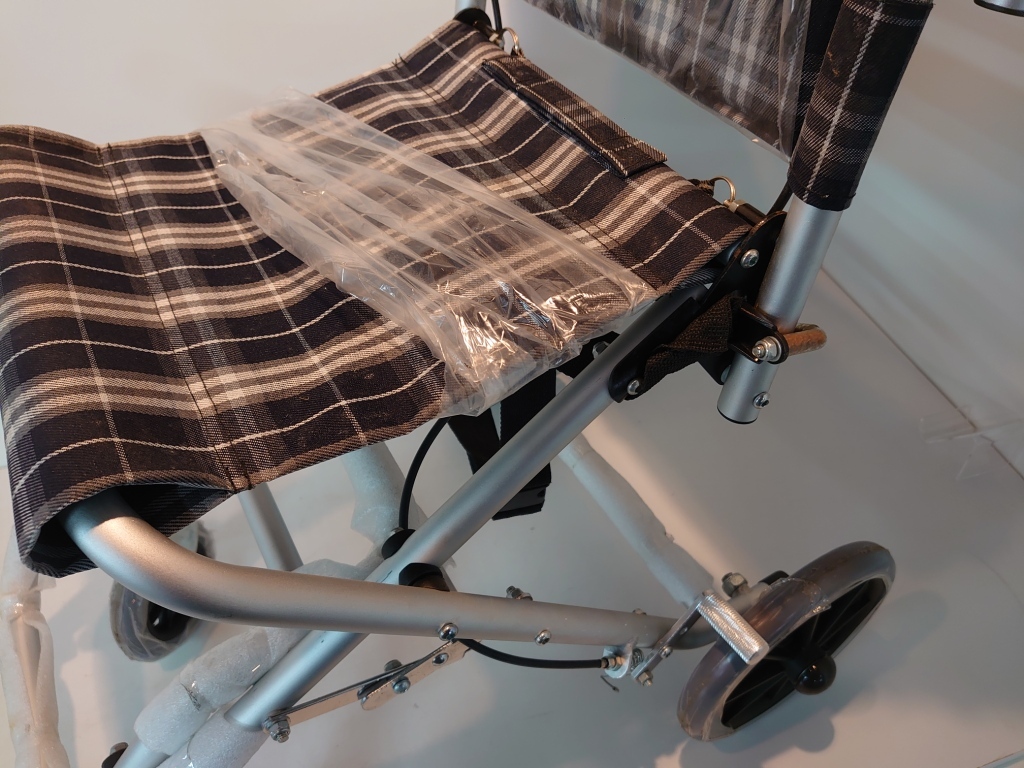 未使用？ 美品です。 折り畳み式 軽量アルミ 歩行車 歩行補助車  