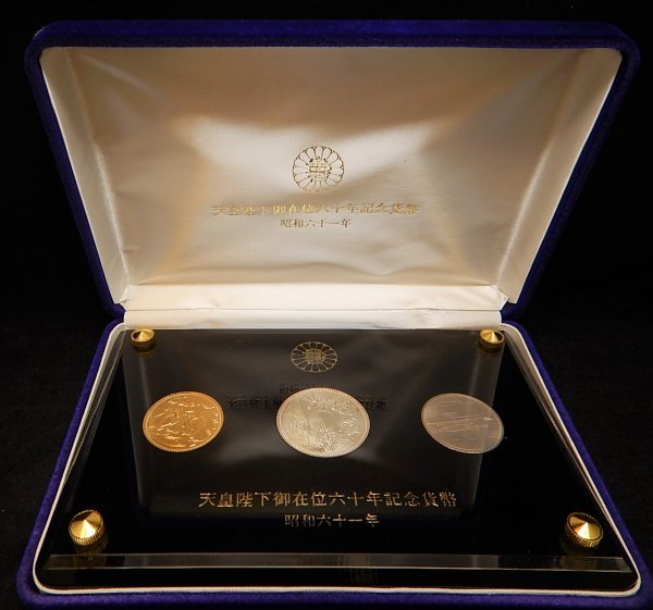安い，豊富な 4479 天皇陛下御在位60年記念 記念硬貨セット 10万円金貨 1万円銀貨 500円硬貨 ケース入り 3枚セット(金貨)｜売買されたオークション情報、yahooの商品情報をアーカイブ公開 - オークファン 近代