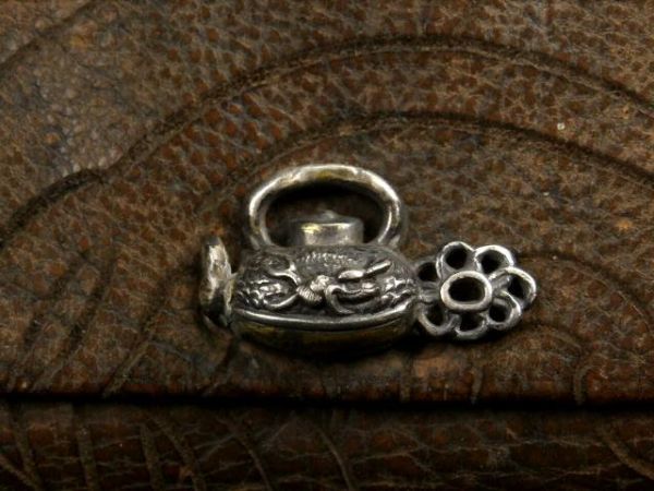 □時代物.煙草きざみ入れ 革製に 前金具は(煎茶急須 彫り) 、キセル