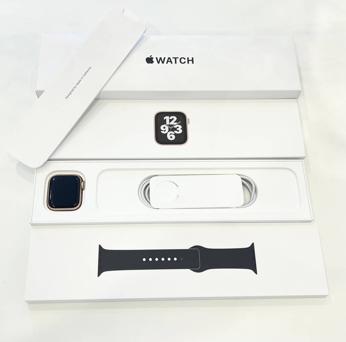 送料無料】極美品 Apple Watch SE GPSモデル 40mm MKQA3J/A ゴールド 