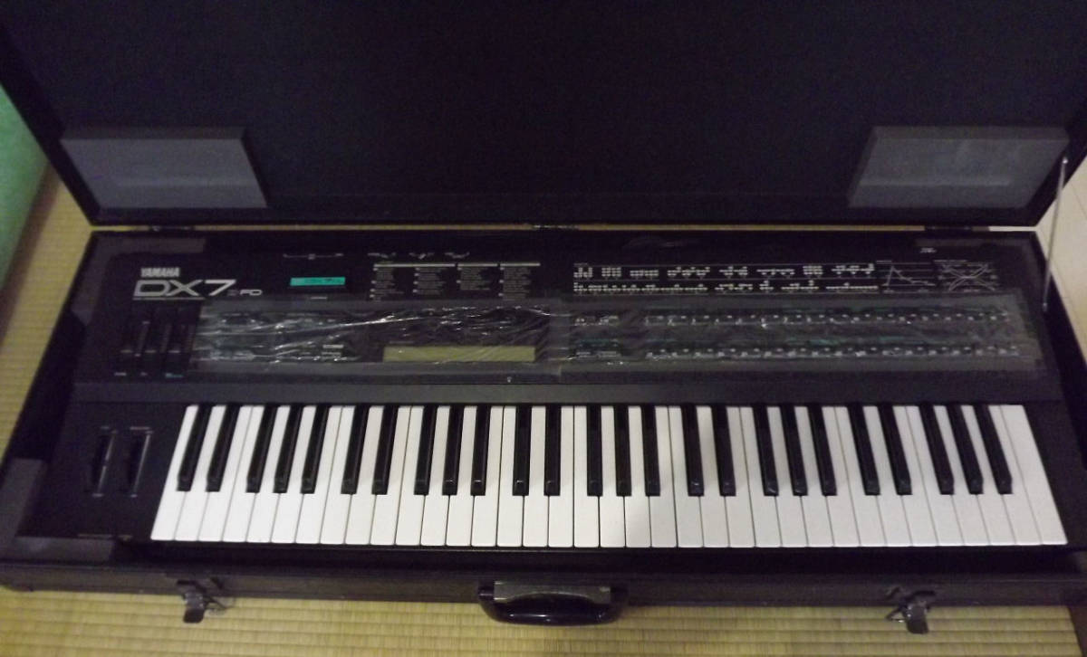 YAMAHA DX7Ⅱ-FD・ハードケース・カートリッジ・譜面台付き （YAMAHA 