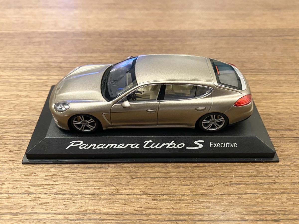 新古品 オリジナルパッケージ付き 1/43 ポルシェ純正品 ミニチャンプス