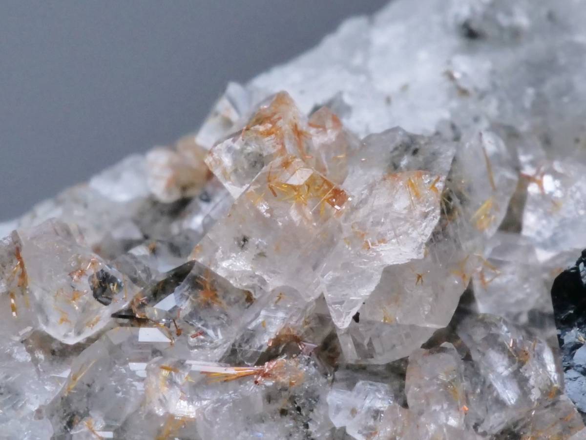 美品【鉱物 標本 金紅石 赤鉄鉱 原石 結晶】パキスタン ルチル 