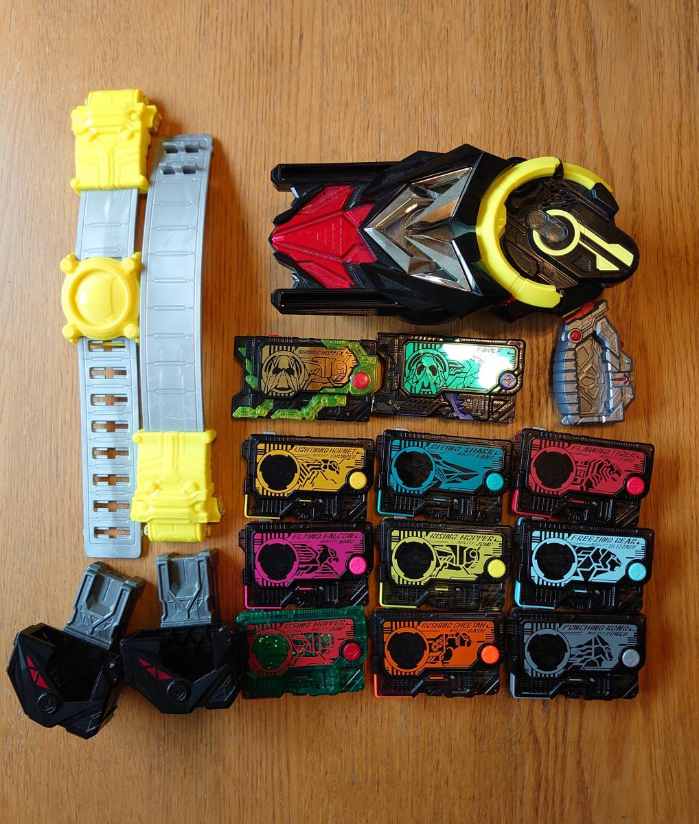 仮面ライダーゼロワン DX飛電ゼロワンドライバー＆プログライズキー×11 仮面ライダーゼロワン | バンダイ なりきりセット アタッシュケース付 未開封訳あり