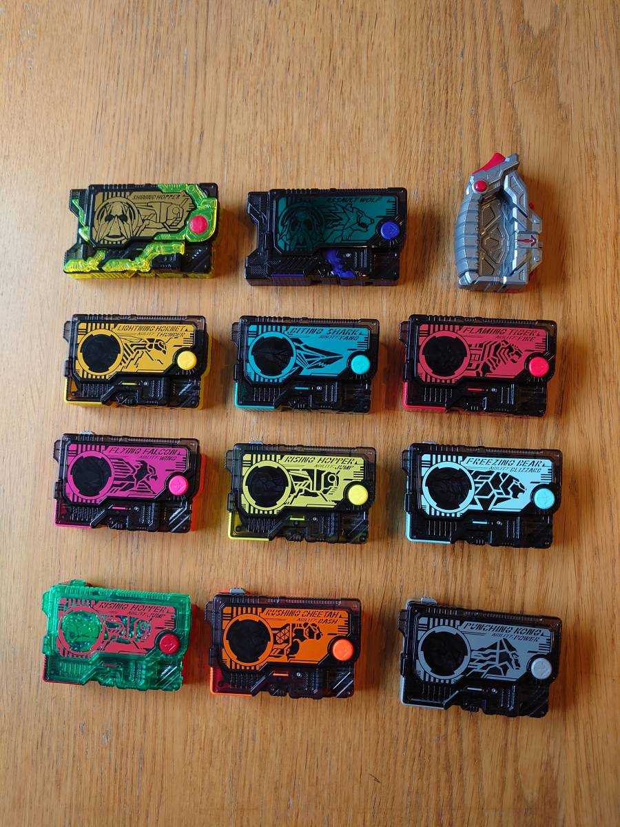 仮面ライダーゼロワン DX飛電ゼロワンドライバー＆プログライズキー×11 仮面ライダーゼロワン | バンダイ なりきりセット アタッシュケース付 未開封訳あり
