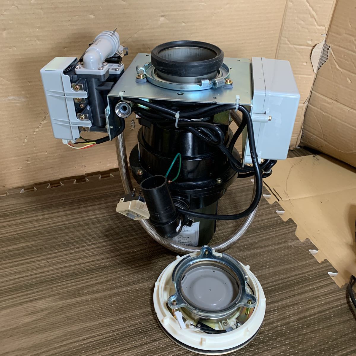 あ-3257）TOTO ディスポーザー 中古現状品 写真のみ | ディスポーザー修理・交換事例 TOTO 自宅のディスポーザーをＤＩＹで交換しました。 TOTO製品メンテナンス(故障・修理)｜ディスポーザーは日本エスコ 世界に広がるTOTOのアフターサービス――ウォシュレットから始まる45年間