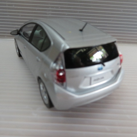 トヨタ アクア NHP10 前期 ミニカー ③ 1F7 シルバーメタリック