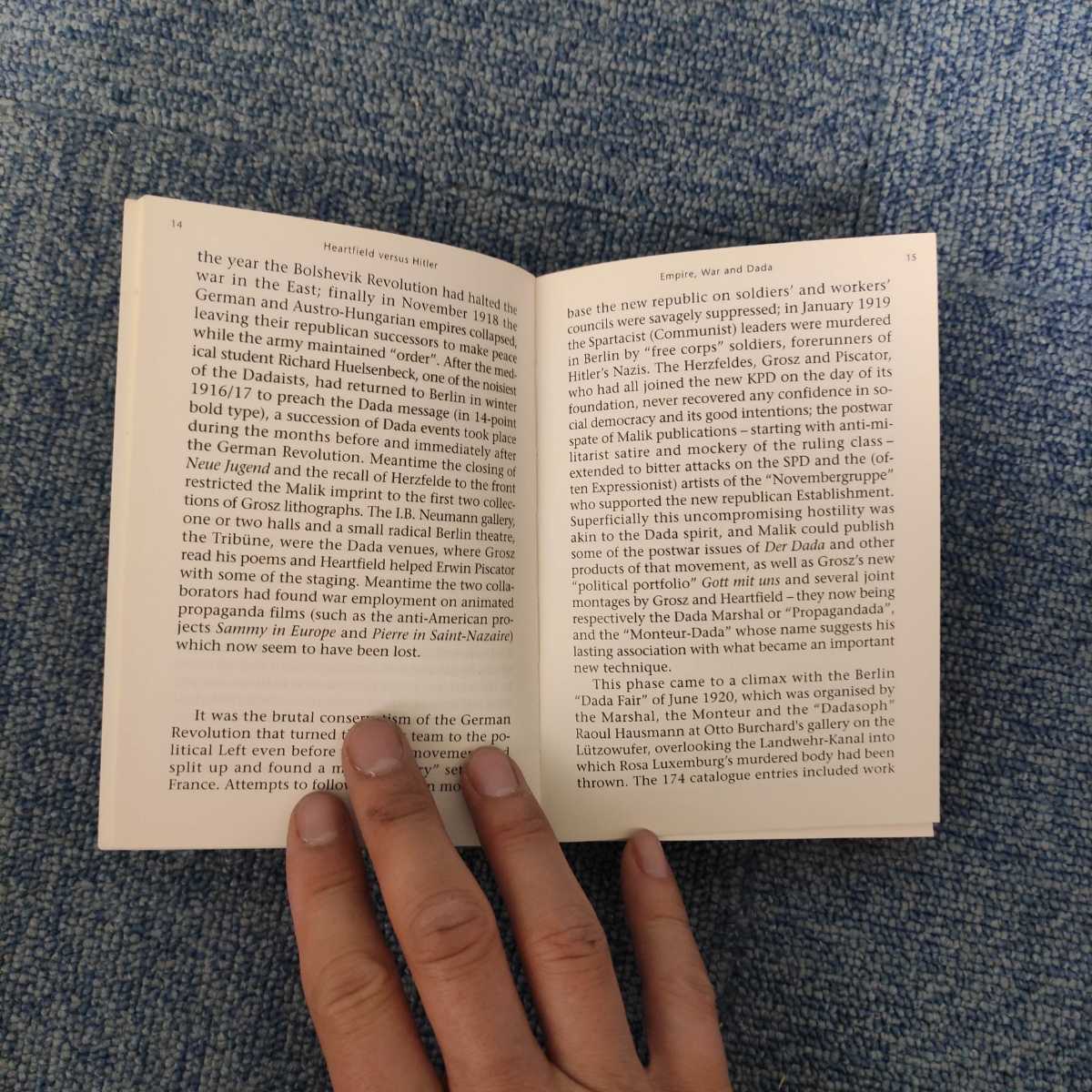 年末セール半額美品洋古書 Heartfield vesus Hitler - John Willett 検