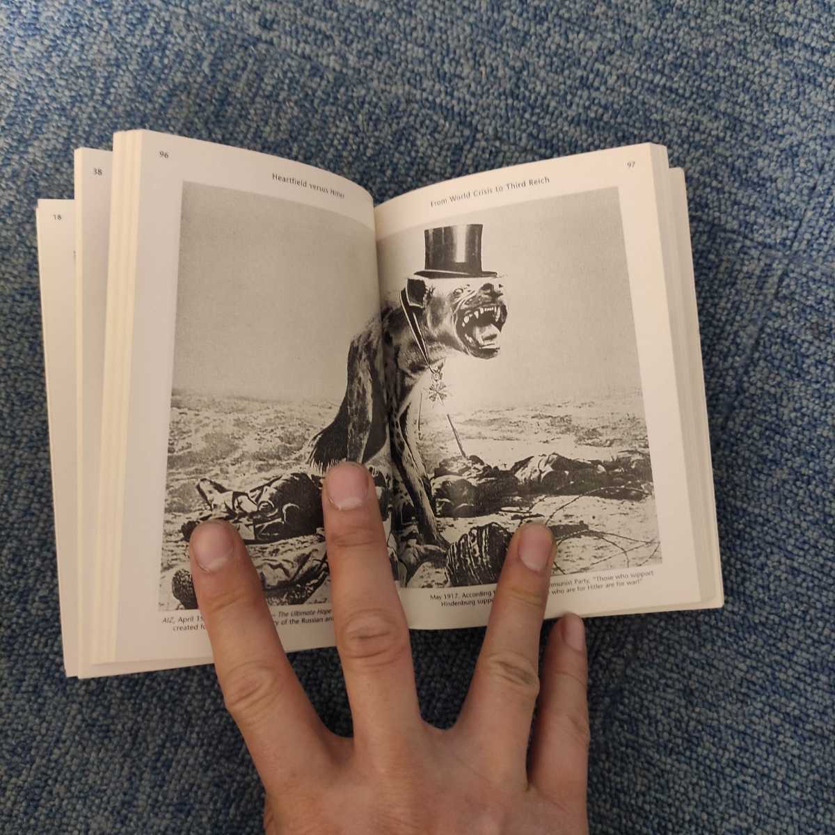 年末セール半額美品洋古書 Heartfield vesus Hitler - John Willett 検