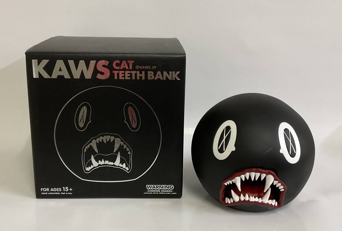 KAWS Bank OriginalFake TEETH Kaws BANK CAT 0 Teeth Cat toy bleu